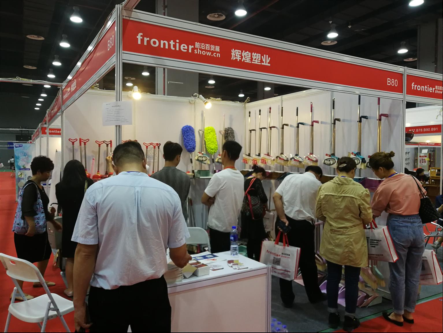 袋芝蓮攜創(chuàng)新產(chǎn)品驚艷亮相上海日用品展覽會，抽取式保鮮袋引領(lǐng)便捷生活新潮流